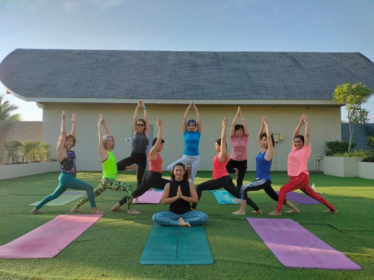 Craft Resort & Villas, Phuket Town Экстерьер фото A yoga class in progress