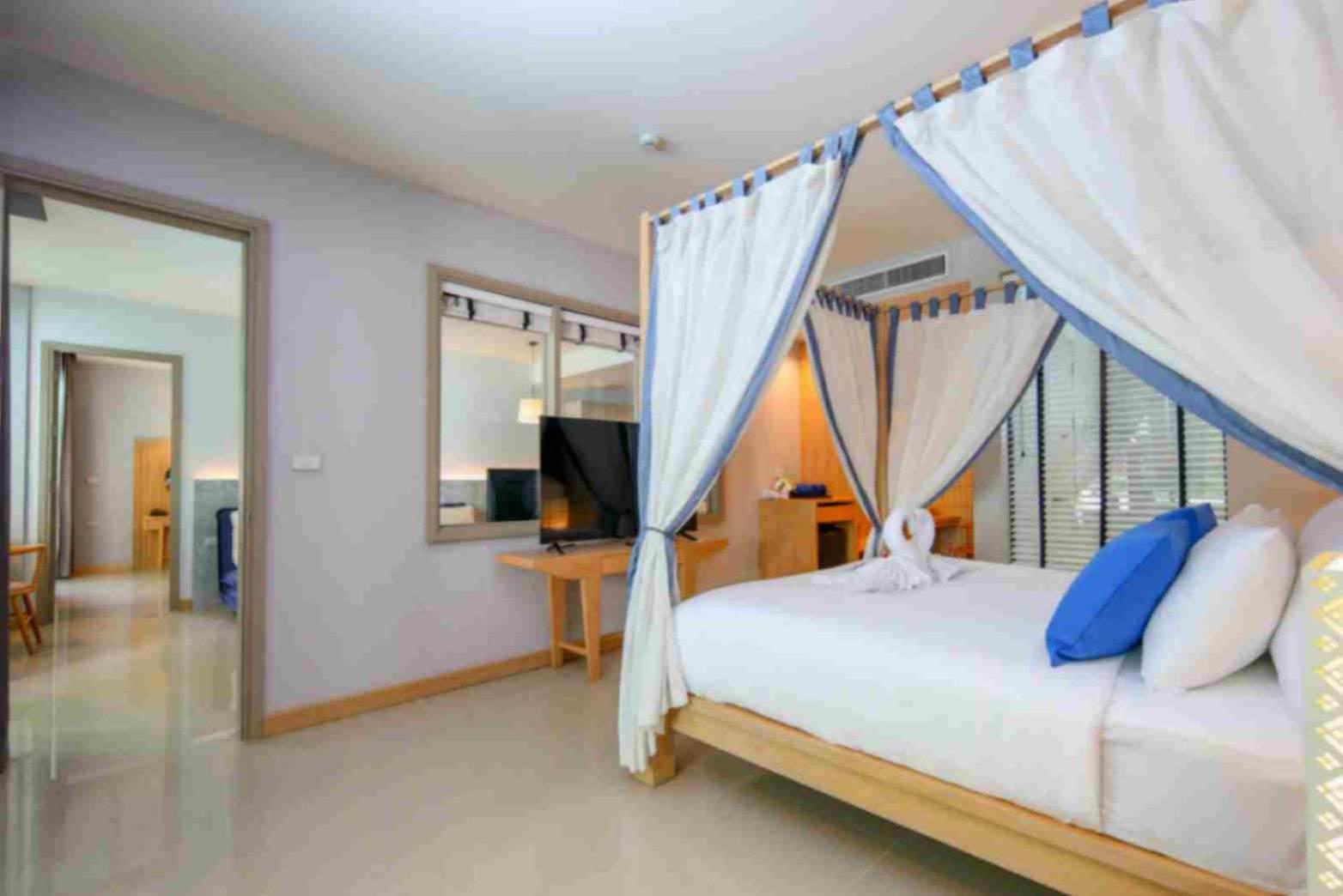 Craft Resort & Villas, Phuket Town Экстерьер фото A bedroom at the hotel