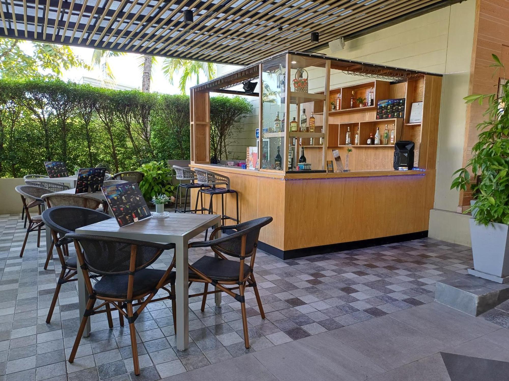 Craft Resort & Villas, Phuket Town Экстерьер фото The bar at the 10th floor