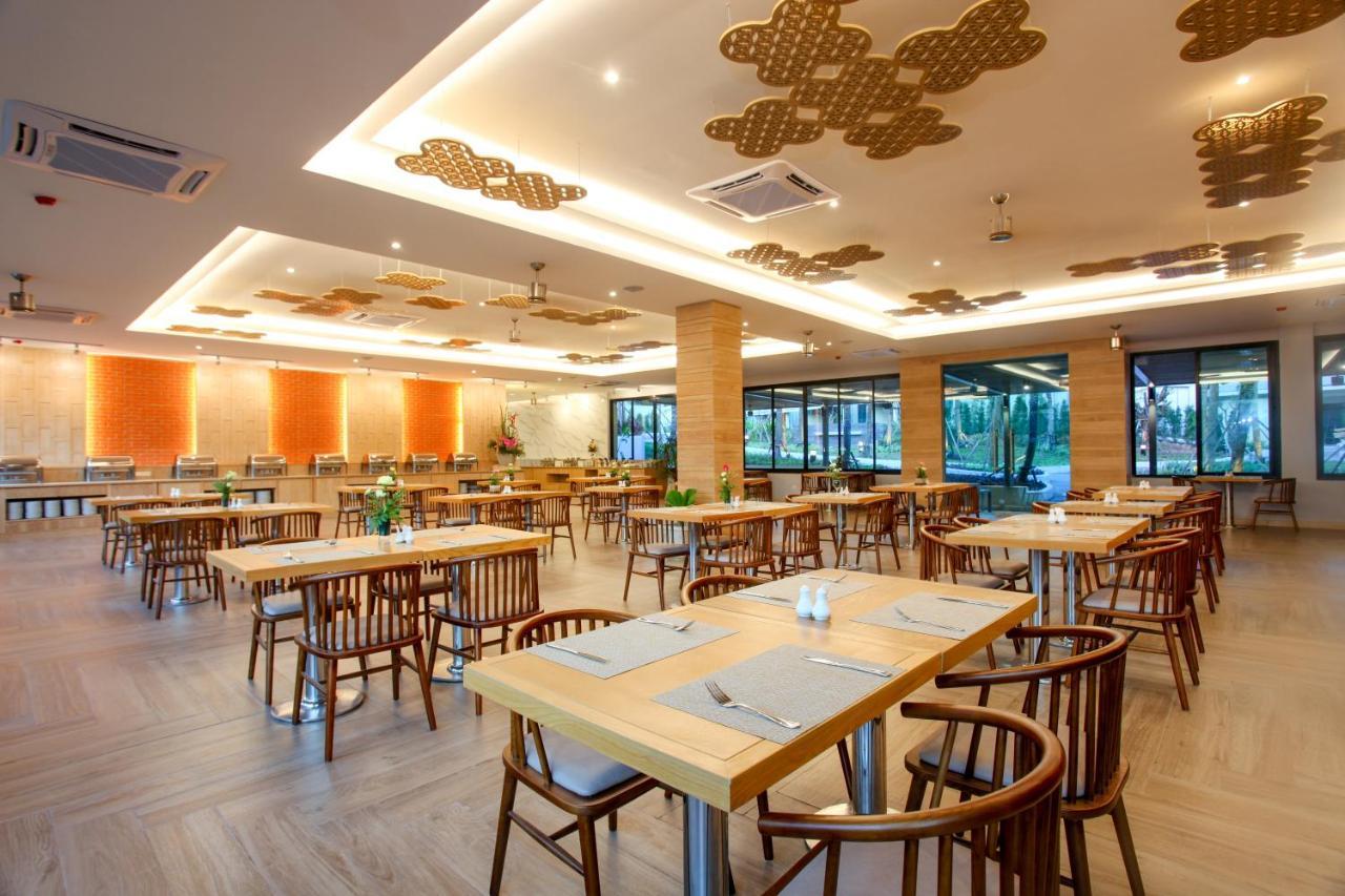 Craft Resort & Villas, Phuket Town Экстерьер фото The restaurant at the hotel